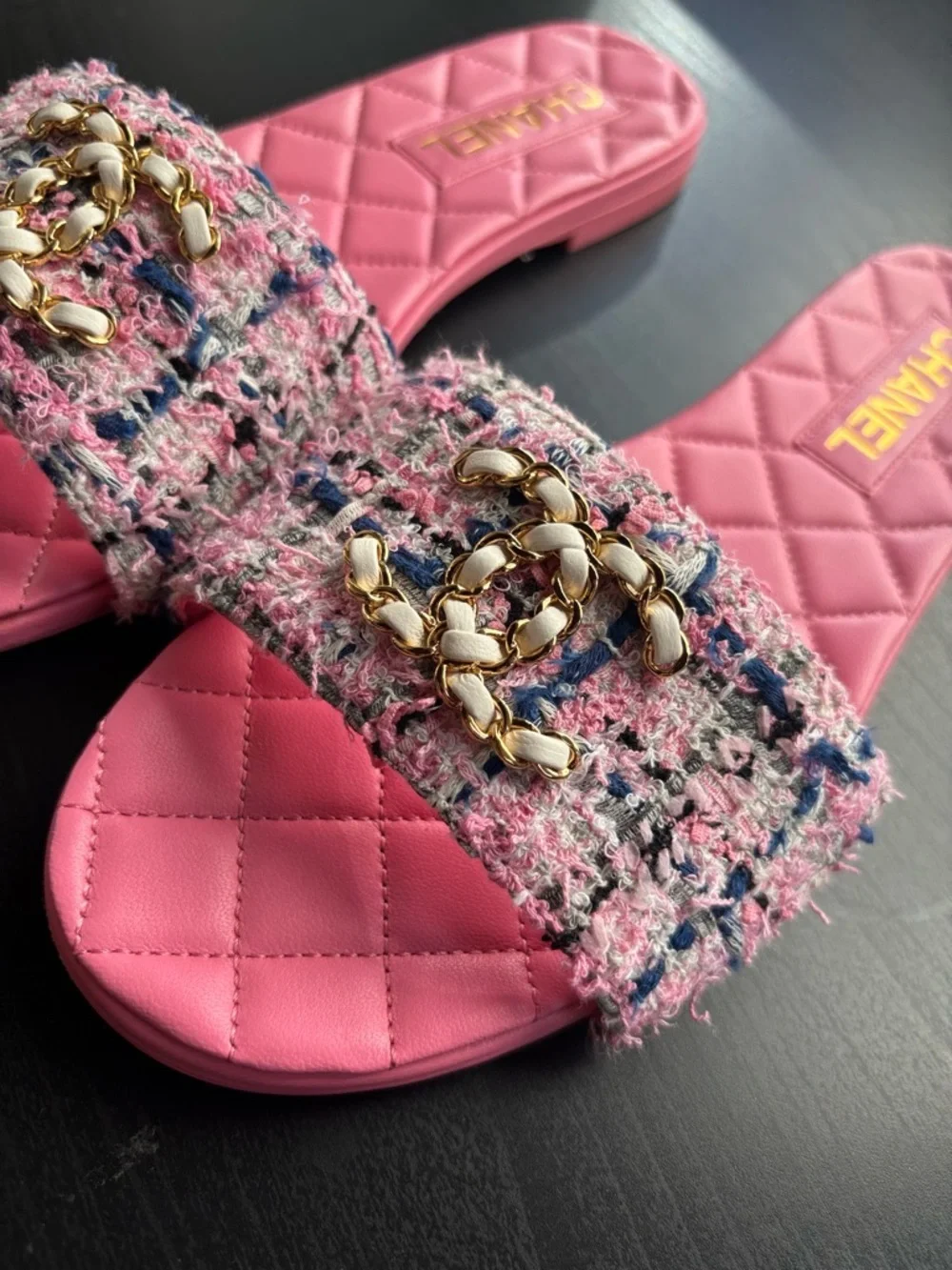 EUC CHANEL 23P Women’s Pink Tweed Slide Sandals with Gold Chain Accent Size 38.5